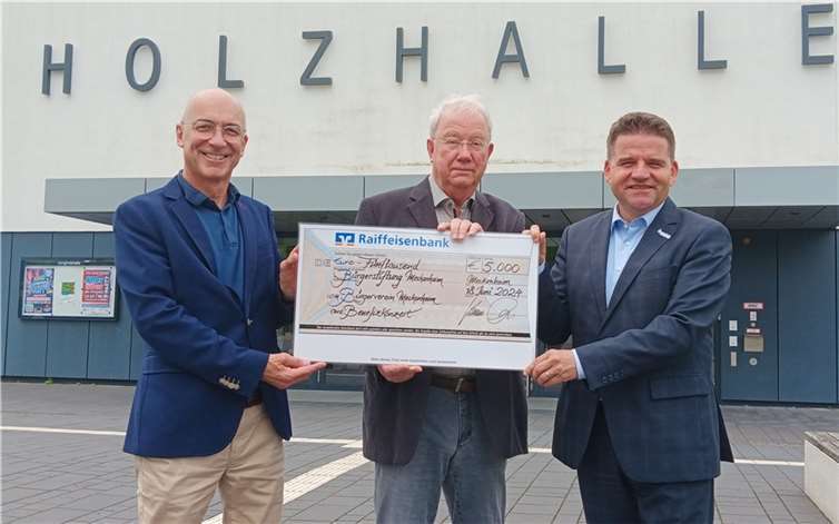 Spendenübergabe vor der Jungholzhalle, von links: Bert Spilles, Mitglied des Stiftungsvorstands der Bürgerstiftung, Jens Biesterfeldt, erster Vorsitzender des Bürgervereins Meckenheim, und Bürgermeister Holger Jung, Vorsitzender des Stiftungsvorstands der Bürgerstiftung. Foto: Bürgerstiftung Meckenheim