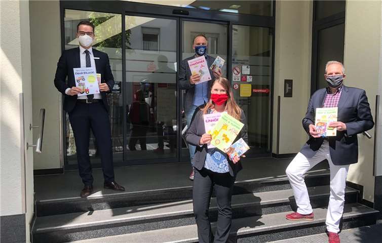 Spendenübergabe vor der KSK-Filiale in Neuenahr (v.l.n.r.): Filialleiter René Schell, Kitaleiter Björn Zentner, KSK-Mitarbeiterin Katja Hermann, Pfarrer Thomas Rheindorf.Foto: privat
