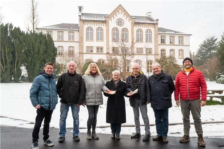 Spendenübergabe zu Gunsten geistig und psychisch behinderter Menschen (v. l.): Michael Steil (Hygienebeauftragter RMF), Rainer Görisch und Susanne Berger (Wirtsleute „König in der City“), Klaudia Bade (Vorsitzende „Laienhelfer“), Hans-Werner Bartz (Vorsitzender Betriebssportgruppe RMF), Karlheinz Saage (Direktor des Bereichs Fördern | Wohnen | Pflegen - Gemeindepsychiatrie) und Berthold Michels (Pflegedienstleiter / Abteilungsleiter Pflege).  Foto: Pape/Landeskrankenhaus