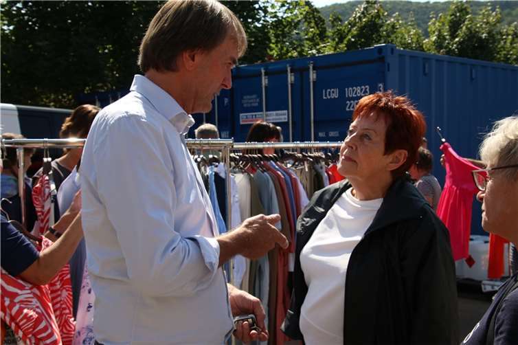 Spender Michael Meyer im Gespräch mit Krisenkoordinatorin Ingried Näkel-Surges