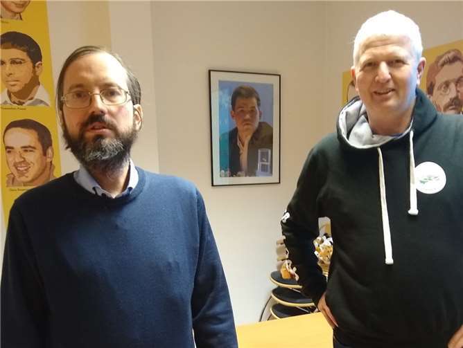 Spender zweier Preise: Großmeister Karsten Müller (li) mit Thorsten Kammer vom TC Grafschaft im Chess Tigers Training Zentrum in Bad Soden. Foto: privat