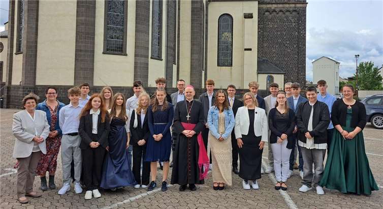 Spendete in der Pfarreiengemeinschaft Kruft-Nickenich 20 Jugendlichen das Sakrament der Firmung: Weihbischof Robert Brahm. Foto: Willi Leinz