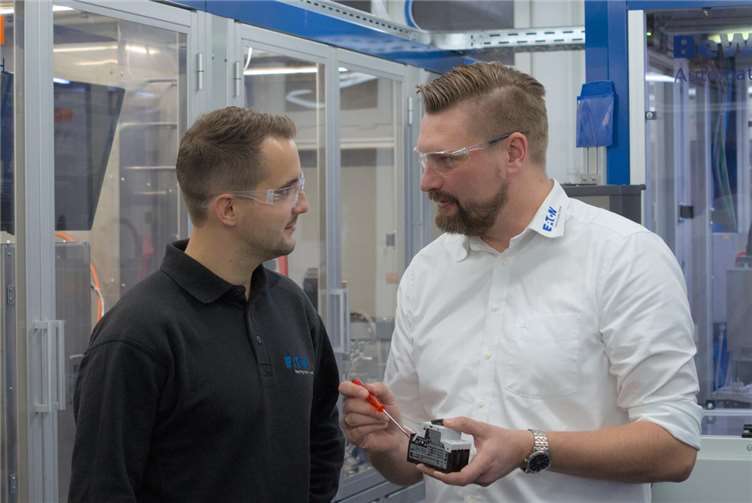 Spezialisierte Fachkräfte wie Industriemechaniker und Elektroniker sorgen für eine gleichbleibend hohe Qualität.  Fotos: Firma Eaton