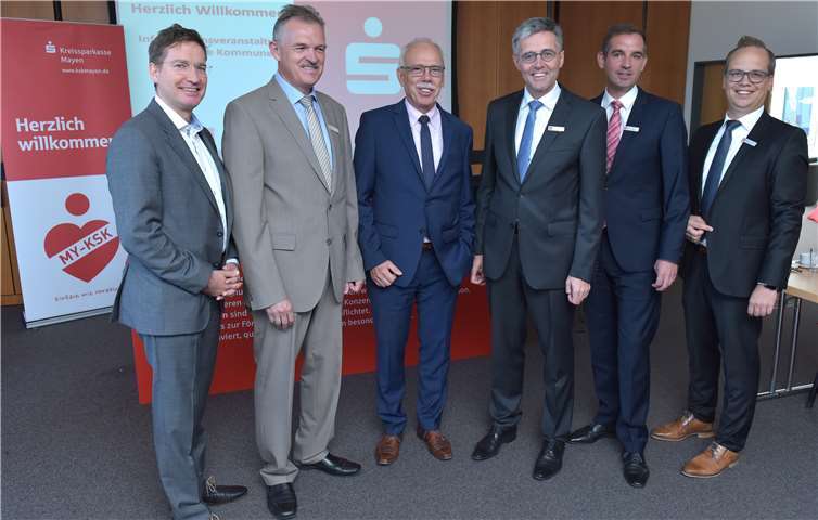 Spezialisten aus der Sparkassen-Finanzgruppe standen den Kommunalvertretern Rede und Antwort (von links): Dr. Markus Hild von der GiroSolution GmbH, Rolf Ritter von der LBS Südwest, Bernd Herrmann von der LBBW, Karl-Josef Esch als Vorstandsvorsitzender der KSK Mayen, René Goldberg als Leiter VermögensberatungsCenter und Jochen Siewert als Leiter des Bereichs „Medialer Vertrieb“.privat