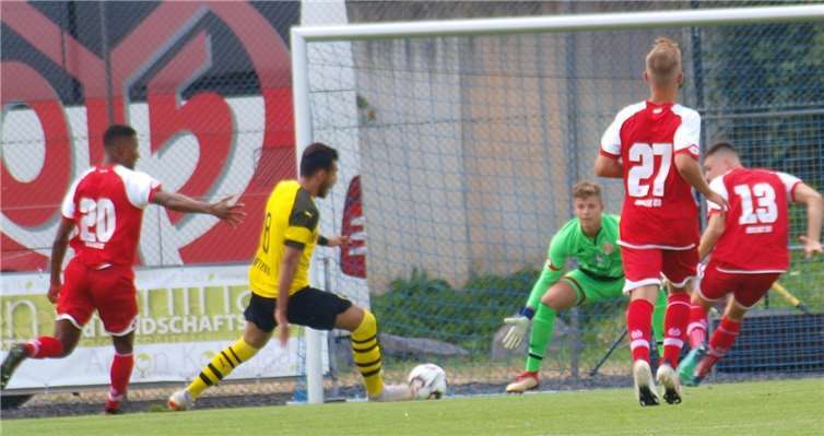 Speziell in der Anfangsphase rollten zahlreiche Angriffe auf das Tor des FSV Mainz 05 zu. -BLA-