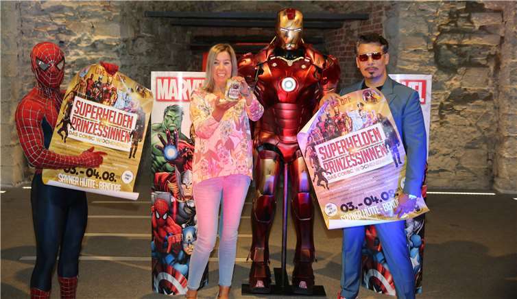 Spider Man und ‚Iron Man Tony Stark‘ präsentieren mit Sabine Schmidt das Programm des Familien-Events am nächsten Wochenende. Fotos: GM