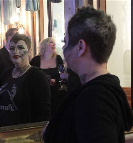 „Spieglein, Spieglein an der Wand“ – Antje Meißner als böse Stiefmutter von Schneewittchen.