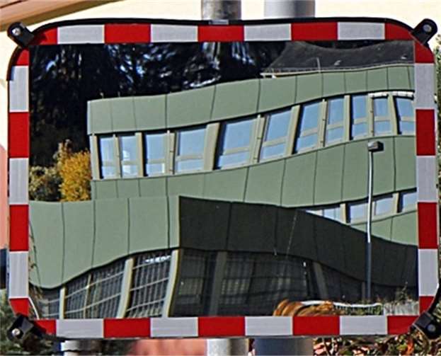 „Spieglein, Spieglein an der Wand – gibt es Planungen im Land?“ – Verwaltungschef Josef Oster reicht das „rumorakeln“, er will jetzt Fakten von Integrationsministerin Irene Alt.