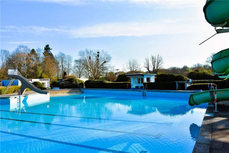 Spiel, Spaß, Sport und Erholung - all dies bietet das idyllische Freibad im Nettetal auch in der Badesaison 2025, die am 1. Mai bei hoffentlich strahlendem Sonnenschein beginnt. Foto: Cornel Schlüter