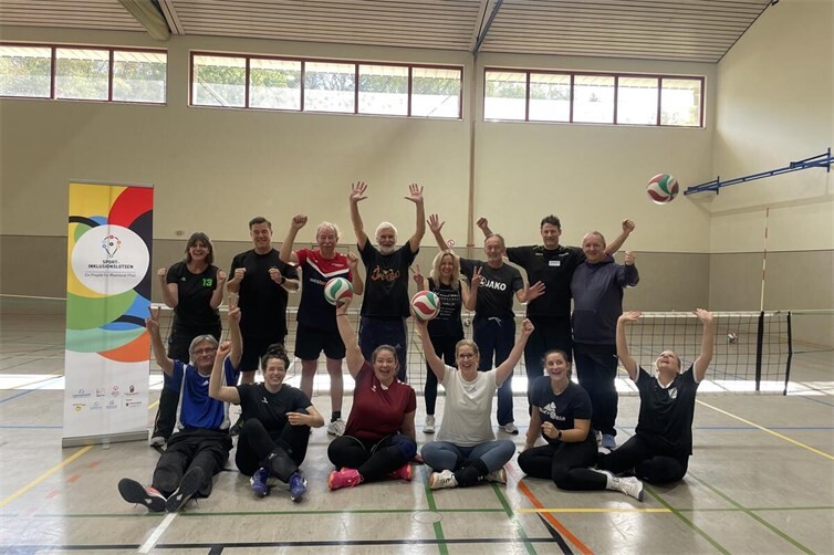 Spiel und Spaß bei der Trainerfortbildung Sitzvolleyball
