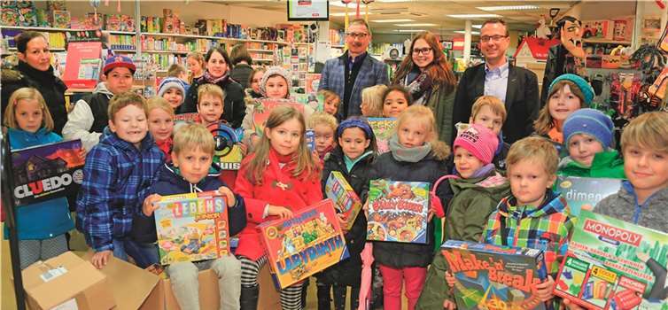 Spiele-Pate Olaf Waldecker -hintere Reihe Mitte- überreichte den Kindern des Kinderhortes „Kunterbunt“ ein hochwertiges Spiele-Paket. -FRE-
