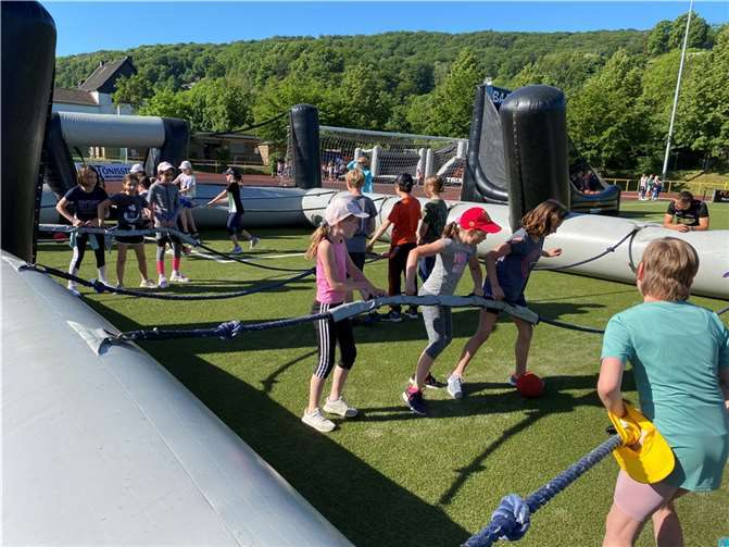 Spiele-Spaß im Rheintalstadion Bad Breisig. Hier hatten die rund 100 Schülerinnen und Schüler der Leo-Stausberg-Schule Brohl-Lützing ein etwas anderes Sportfest. Foto: privat