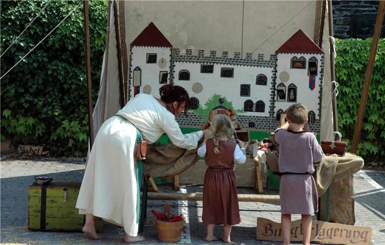Ein Weinort „im Wandel der Zeit“ Spiele für die jungen Ritter durften nicht fehlen.