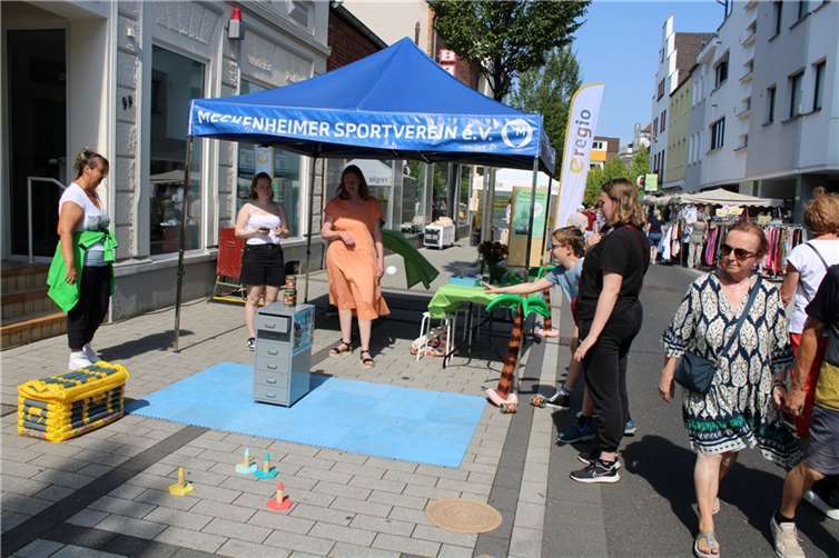 Spieleklassiker: beim Meckenheimer Sportverein gab es Dosenwerfen.