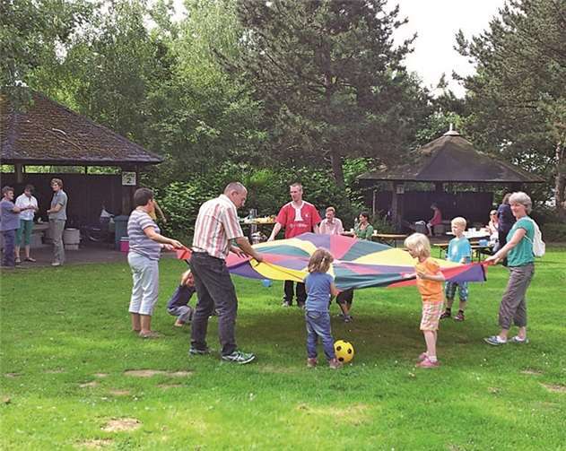 Spielen mit dem Schwungtuch stand auf dem Programm des Grillfestes der Pflegefamilien. Stadt Meckenheim