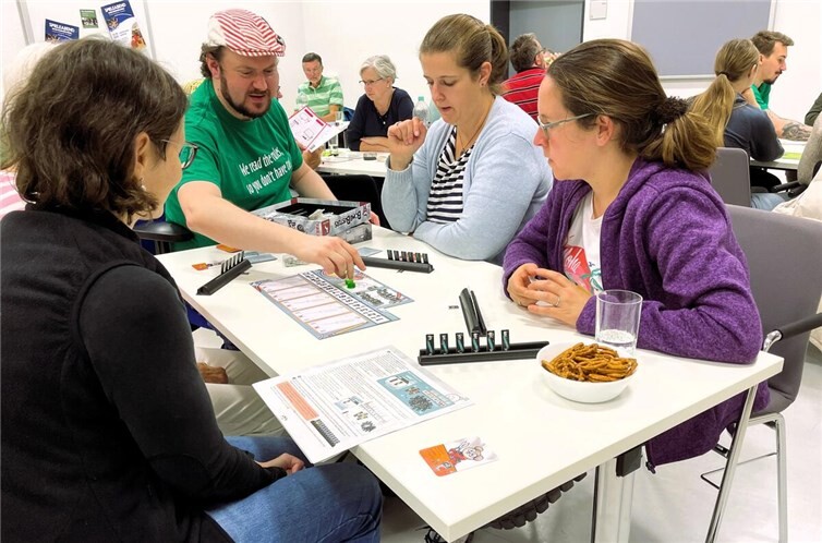 In der Stadtbücherei Lahnstein sind die Würfel gefallen Spielen verbindet: In geselliger Runde wurden neue Spiele ausprobiert. Foto: Silvia Rüdell / Stadtverwaltung Lahnstein
