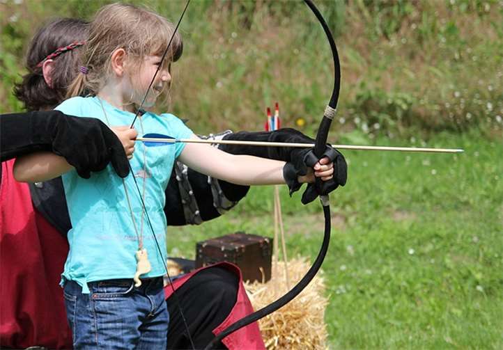 Spielen wie im Mittelalter: Im Ritterlager kann man sich am Bogenschießen und Speerwerfen versuchen.Foto: privat
