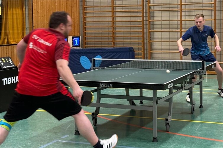 Spieler Vianden fokussiert auf den Tischtennisball.