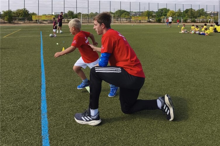 Spieler der 1. Mannschaft waren mit Herz und Leidenschaft als Paten dabei.