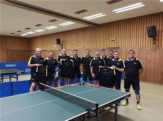 Spieler der Eifelrose bei der Übergabe der neuen Wettkampftrikots für drei Mannschaften. Foto: privat