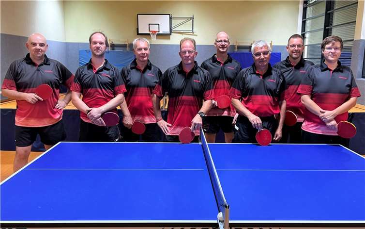 Spieler der Mannschaften TuS Kaisersesch 1 und 2 in ihrem neuen Outfit. Foto: Helmut Johann