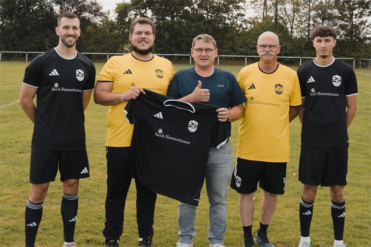 Spieler der SG Vinxtbachtal Brohl II und Wolfgang Hammelmann präsentieren den neuen Trikotsatz. 