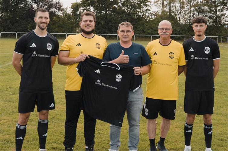 Spieler der SG Vinxtbachtal Brohl II und Wolfgang Hammelmann präsentieren den neuen Trikotsatz.