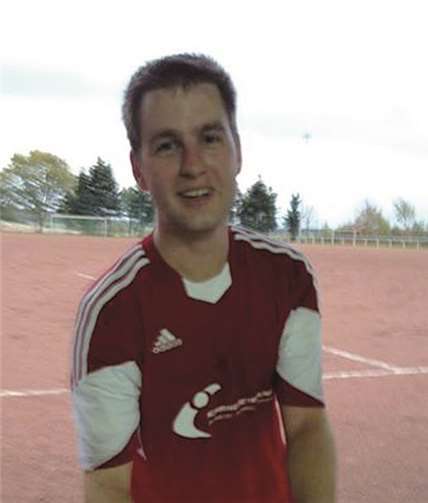 „Spieler des Tages“ ist Thomas Rang, Kapitän der „Ersten“, der kurz nach dem Spiel die „Siegprämie“ für die Mannschaft entgegennimmt. privat