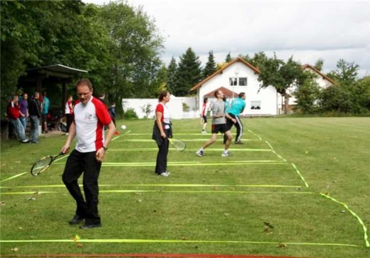 Spieler des Vereins beim Crossminton. Es kommt darauf an, den Ball des Gegners möglichst nicht im eigenen Feld landen zu lassen.