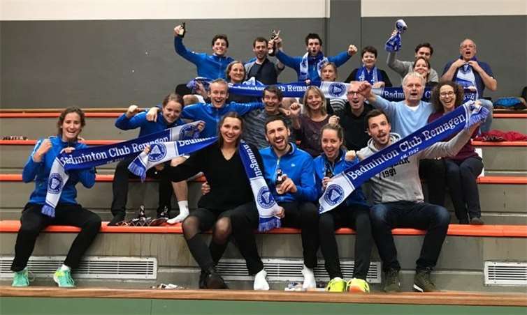 Spieler und Fans jubeln nach dem 4:3 Erfolg in Hofheim. Foto: privat