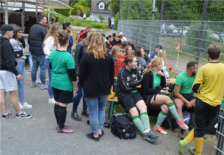 Spieler und Spielerinnen aus Unkelbach warten in geselliger Runde auf ihren Einsatz.