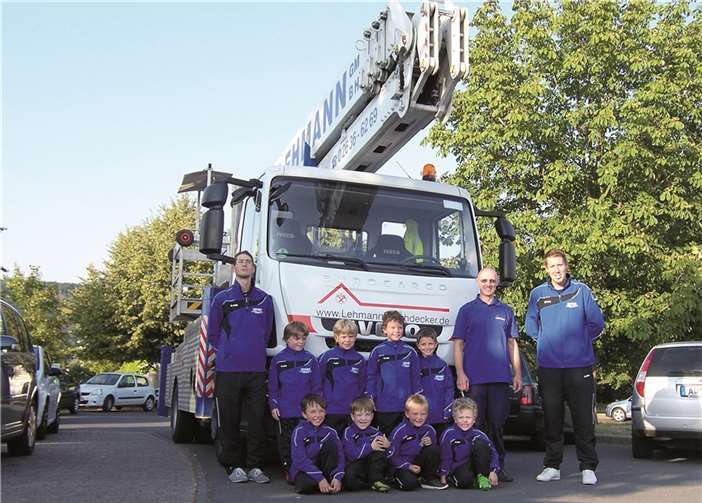 Spieler und Trainer bedankten sich: Trainer Kevin Schneider, Nick Groß, Leonard Argendorf, Louis Trapp, Timo Mosen, Sponsor Gerd Lehmann, Trainer Florian Bröker (stehend v. l.), Joel Zimmermann, Jannis Bröker, Tobias Maus, Jens Lehmann (kniend, v. l.). Es fehlen Felix Ritzdorf, Finn Schild und Trainerin Anna-Lena Schori. privat