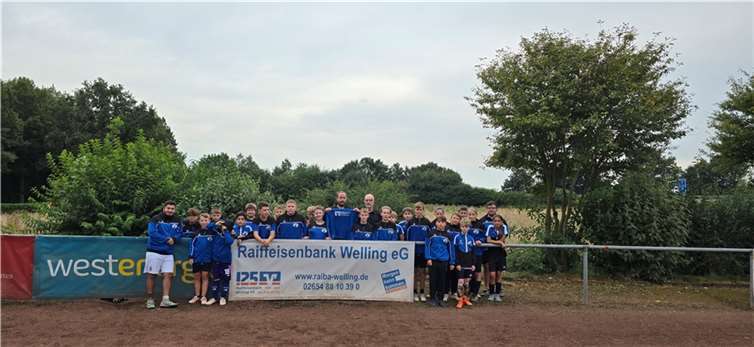 Spieler und Trainer der D1 und D3 bedankten sich bei Udo Link von der RaiBa Welling für die großzügige Unterstützung.  Foto: privat