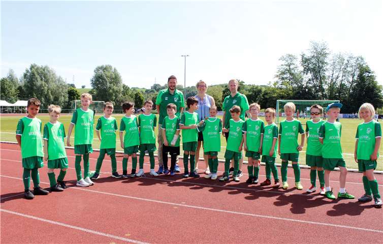 Spieler und Trainer der F-Jugend mit dem neuen Outfit.privat