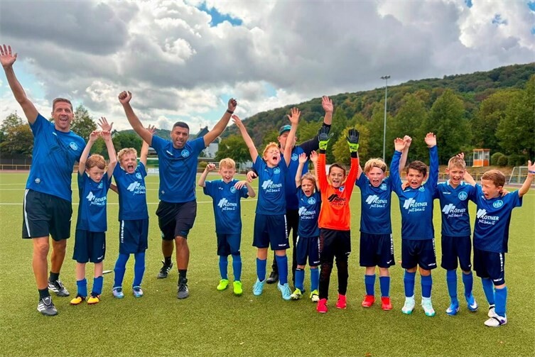 Spieler und Trainer freuen sich über einen tollen Start in die Saison