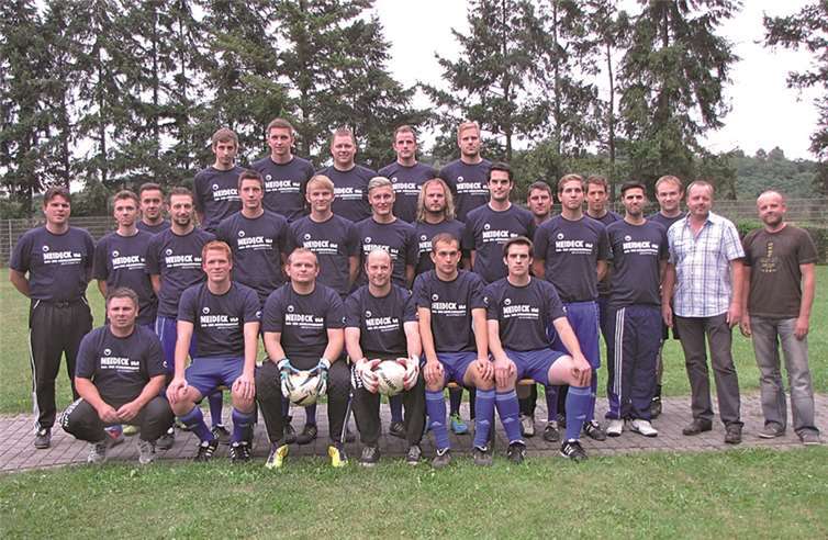 Spieler und Verantwortliche freuen sich über die neuen Trainings-T-Shirts.privat