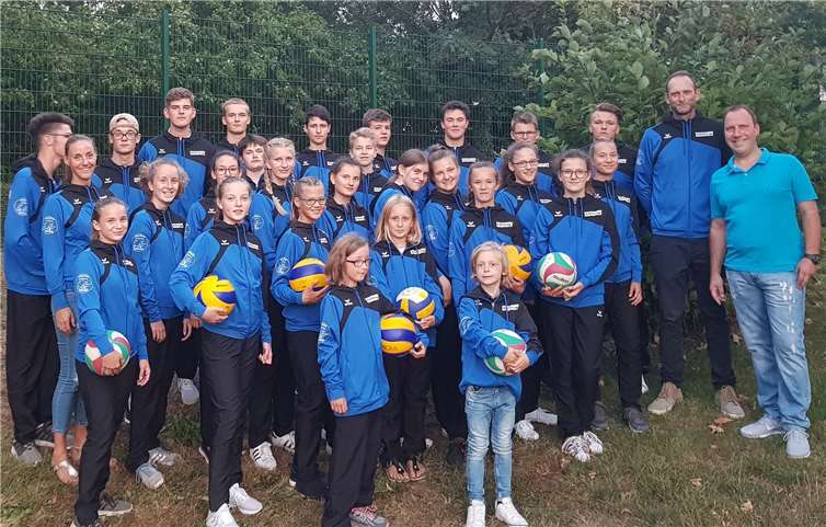 Spieler und und Vereinsführung dankten Stefan Adams für sein großzügiges Engagement. privat