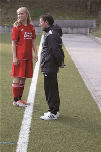 Spielerin des SV Wachtberg mit dem Trainer. privat