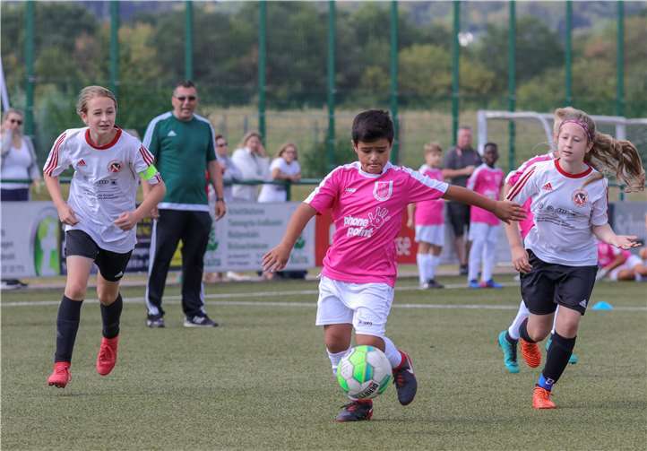 Spielerinnen und Spieler im Kampf um den Ball