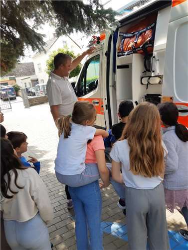 Pflasterdiplom mit Blaulicht: DRK zu Gast an der Lindenbaum Grundschule Spielerisch helfen lernen.