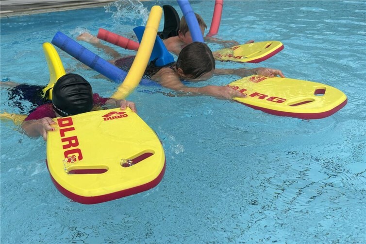 Spielerisch lernen Kinder ab 5 Jahren bei der DLRG Remagen das Schwimmen