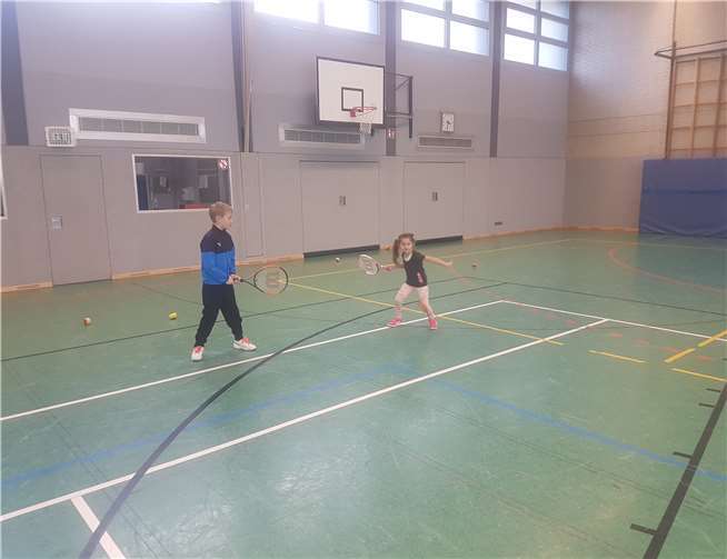 Spielerisch lernen die Kinder den Umgang mit Schläger und Ball. Foto: Privat