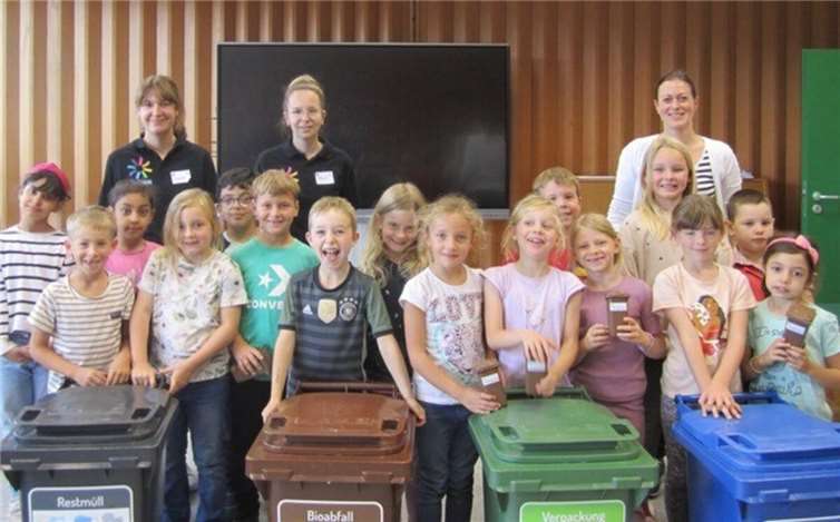 Spielerisch lernten die Kinder die verschiedenen Mülltonnen kennen und übten, wie Müll richtig getrennt wird.  Foto: Jessica Gilles