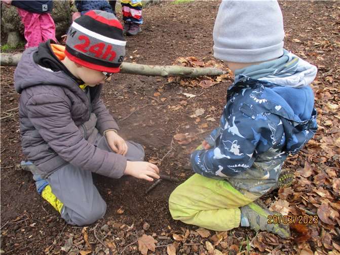 Spielerisch lernten die Kinder verschiedene Naturmaterialien kennen.  Fotos: Kita Hummelnest