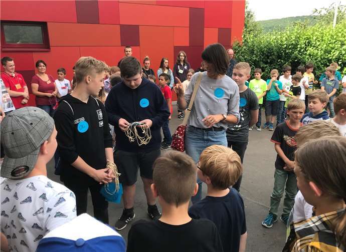 Spielerisch stellten sich die neuen Klassenlehrer und die neuen Paten den aufgeregten Viertklässlern vor.
