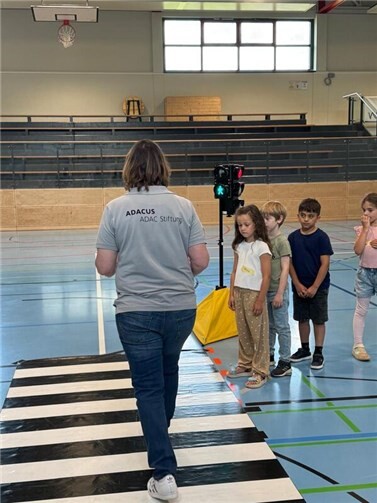 Spielerisch übten die Kinder, Straßen sicher zu überqueren. Foto: privat