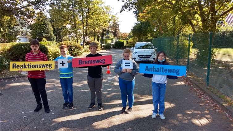 Spielerisch und praxisorientiert wurden den Schülerinnen und Schülern wichtige Regeln für richtige Verhaltensweisen im Straßenverkehr vermittelt. Foto: privat