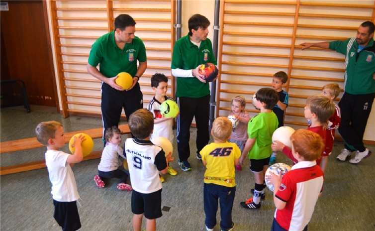 Spielerisch werden die kleinsten Fußballer beim FC Burgen an das Spiel herangeführt und lernen, wie man Ballgefühl entwickelt.privat