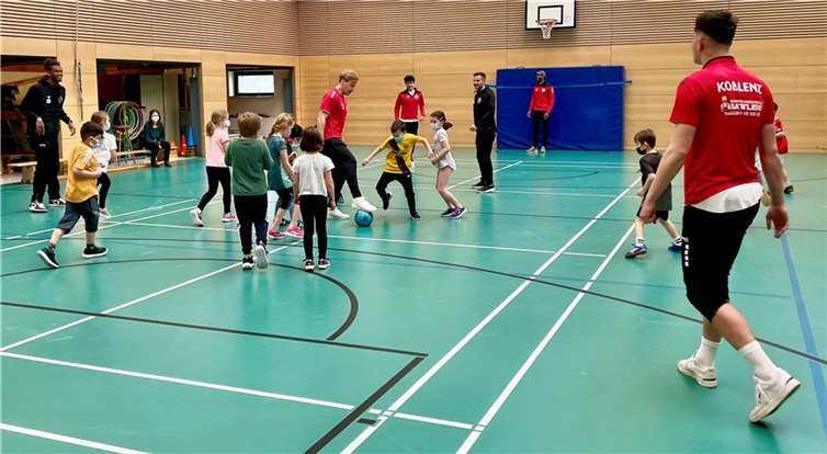 Spielerisch wurden einige Übungen absolviert, bis es endlich mit viel Freude und natürlich Ehrgeiz gegen die Profis zum Spiel kam. Fotos: privat