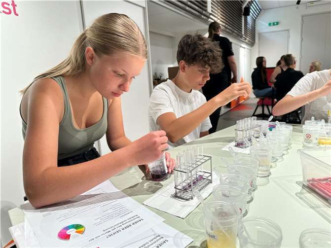Spielerisches Lernen auf dem Experimenta-Schiff, die Cochemer Schülerinnen und Schüler entdeckten die Welt der Wissenschaft. Foto: Vera Feiden
